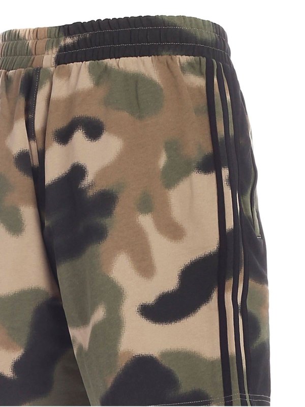 iKRIX Adidas Originals: shorts - Camo Aop bermuda in green and beige