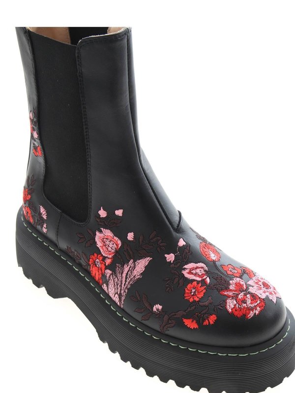 アンクルブーツ - 黒 shop online: Vivetta