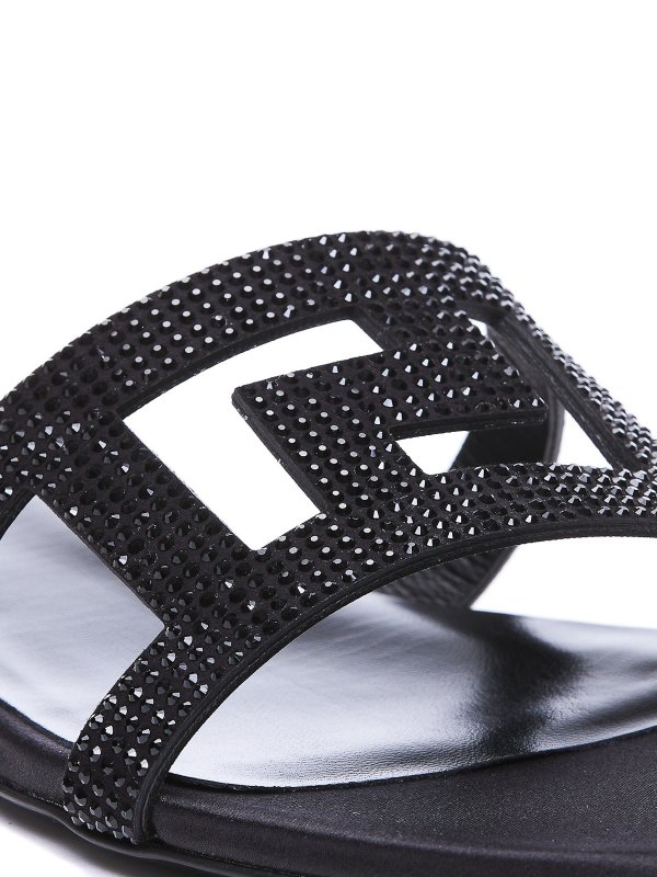 Sandali bassi con dettagli in cristallo shop online: VERSACE