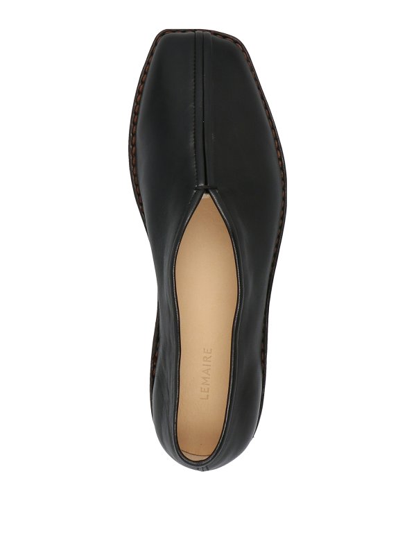 【関税込み】LEMAIRE ブラック Piped フラットシューズ Piped leather loafers in black - Lemaire | Mytheresa