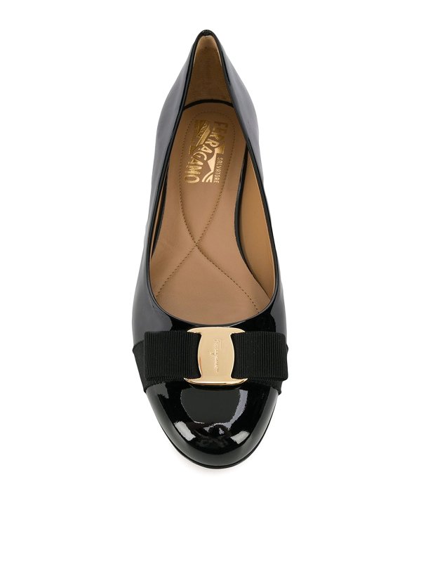 フラットシューズ - 黒 shop online: SALVATORE FERRAGAMO