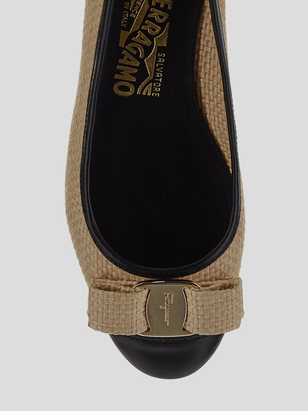 Ferragamo フラットシューズ ベージュ/ブラック Ferragamo フラットシューズ - ベージュ|01F879764305NEROBEIGE