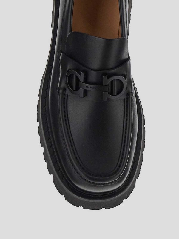 フラットシューズ - 黒 shop online: SALVATORE FERRAGAMO