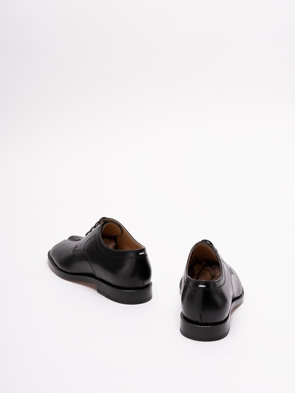 The Best Shops Maison Margiela: classiche - scarpe allacciate tabi.
