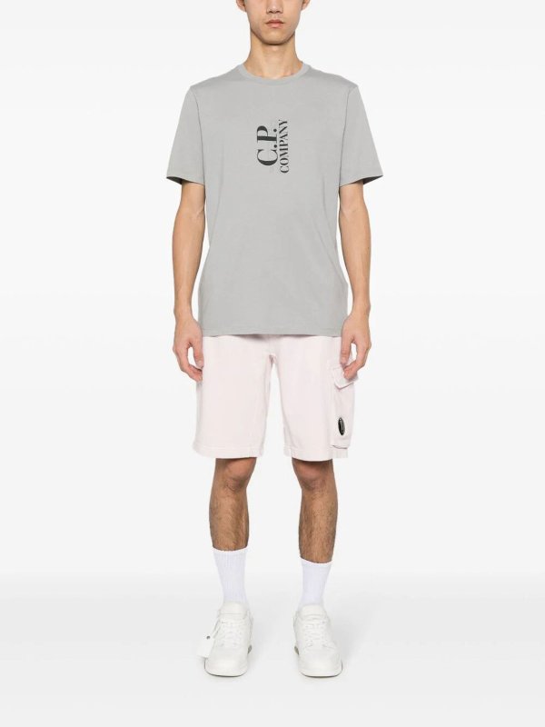 C.P. COMPANY: pantaloni shorts online - Pantaloncini cargo diagonali in pile