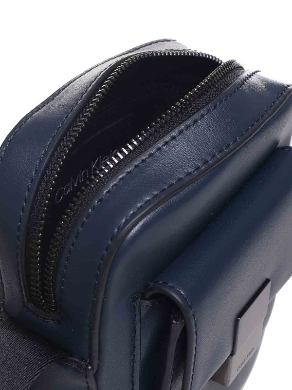 クロスボディバッグ - ブルー shop online: CALVIN KLEIN