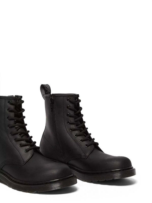 Black boots shop online: DR. MARTENS