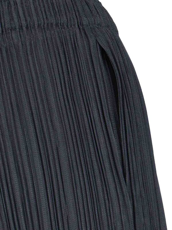 カジュアルパンツ - 黒 shop online: PLEATS PLEASE ISSEY MIYAKE