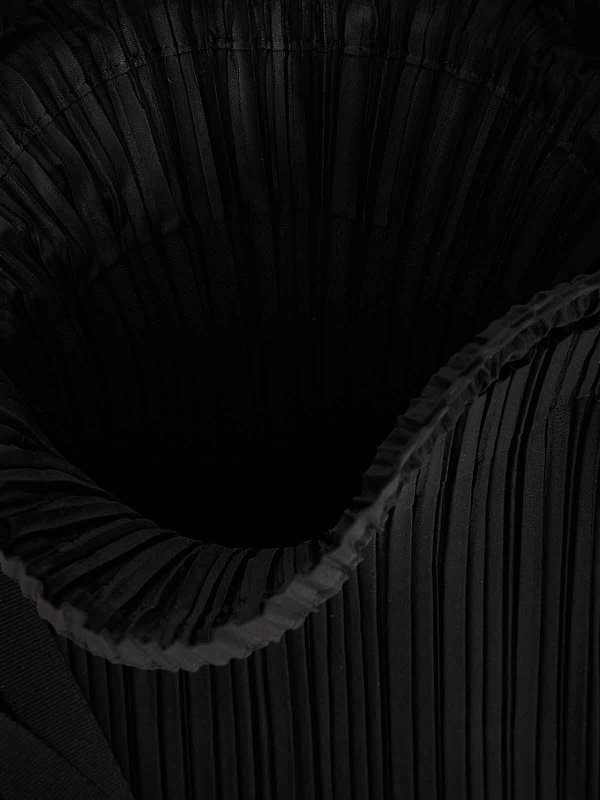 クロスボディバッグ - 黒 shop online: PLEATS PLEASE ISSEY MIYAKE