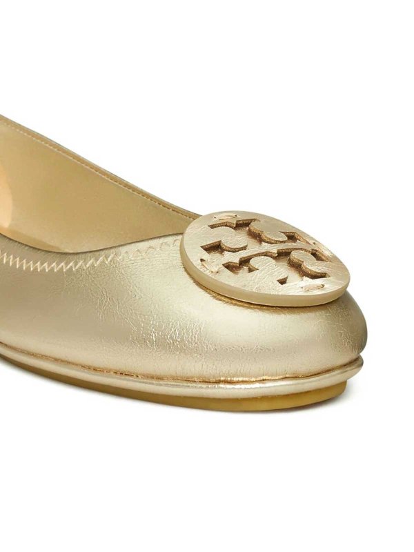 フラットシューズ - 金 shop online: TORY BURCH