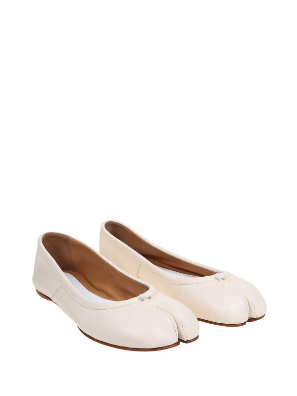 Maison Margiela: flat shoes online - Tabi ballerina in milk-colored leather