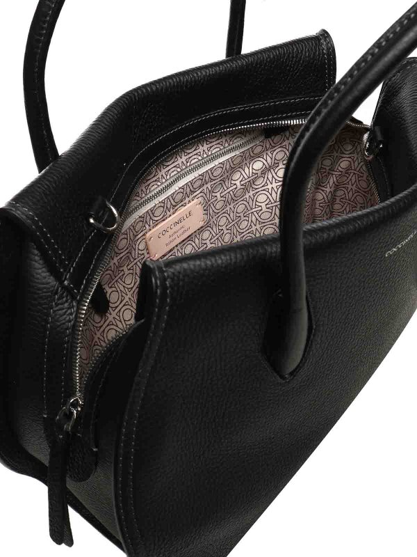 クロスボディバッグ - 黒 shop online: COCCINELLE