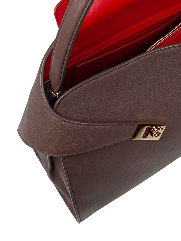 ショルダーバッグ - ブラウン shop online: FERRAGAMO