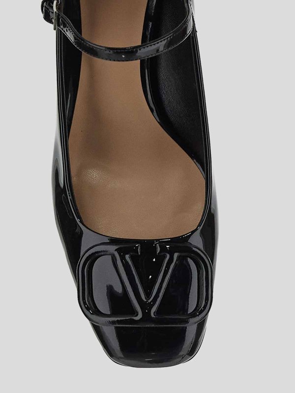 フラットシューズ - 黒 shop online: VALENTINO GARAVANI