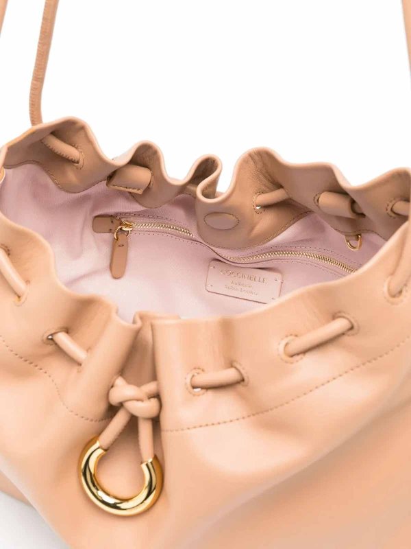 トートバッグ - ベージュ shop online: COCCINELLE