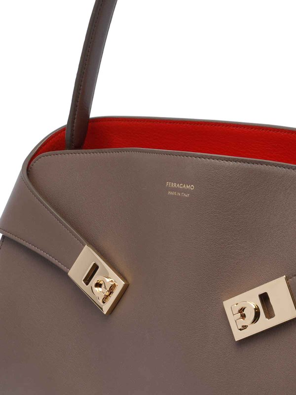 ショルダーバッグ - ブラウン shop online: FERRAGAMO