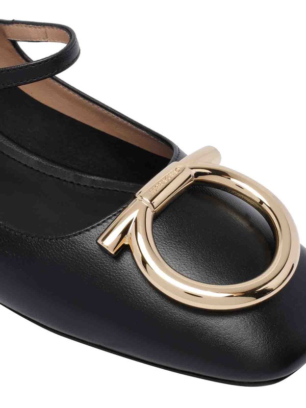 フラットシューズ - 黒 shop online: SALVATORE FERRAGAMO