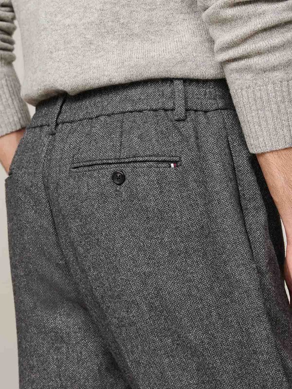 カジュアルパンツ - グレー shop online: TOMMY HILFIGER