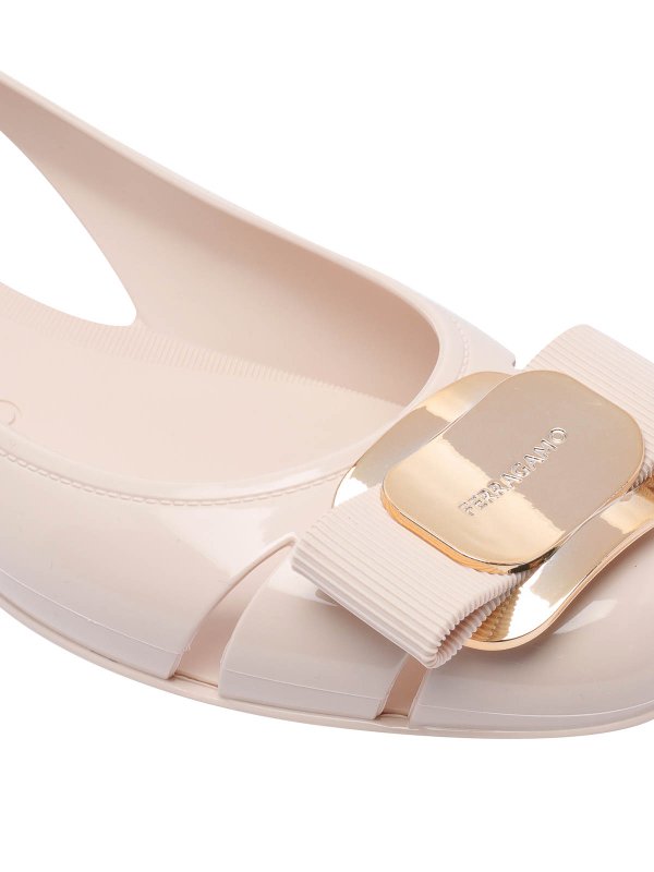 パンプス - ヌードカラー shop online: FERRAGAMO