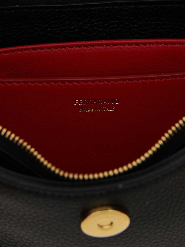 ショルダーバッグ - 黒 shop online: FERRAGAMO