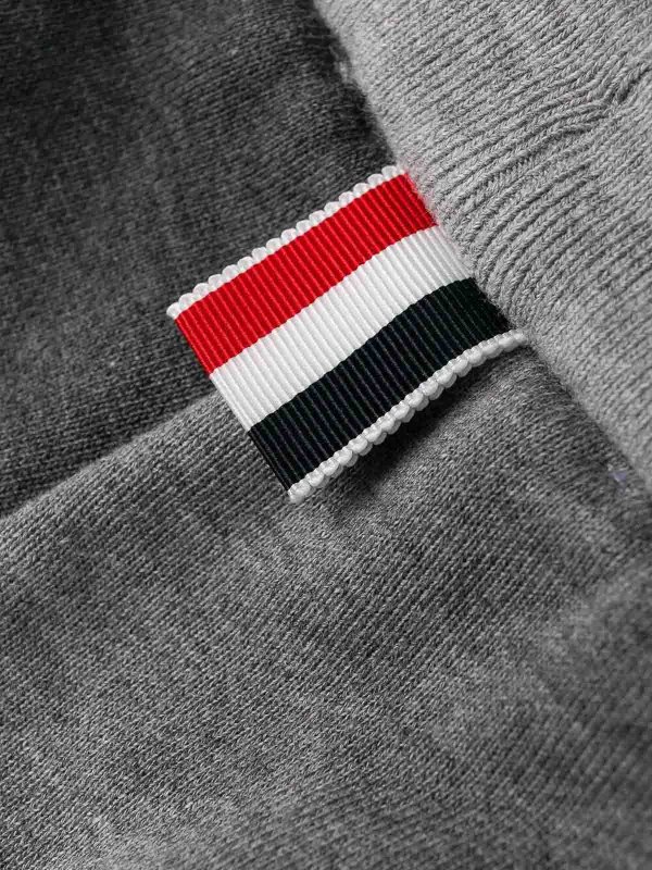 ショートパンツ - グレー shop online: THOM BROWNE