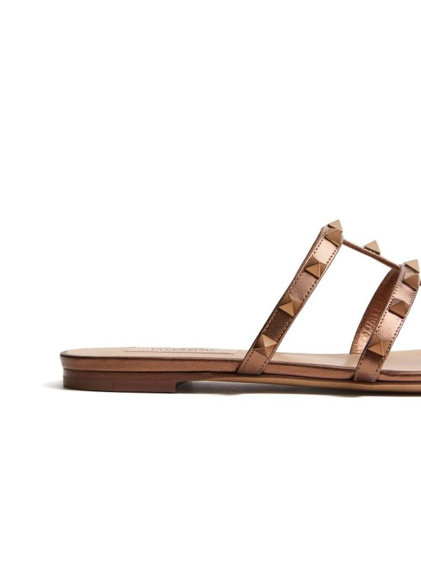 VALENTINO GARAVANI: サンダル online - サンダル - ブラウン