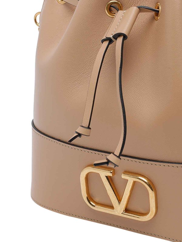 Sand Vlog Signature Chain Bucket Bag Replica 
online: VALENTINO GARAVANI