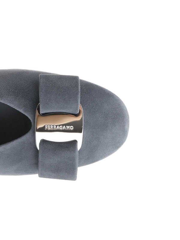 フラットシューズ - グレー Replica 
online: FERRAGAMO