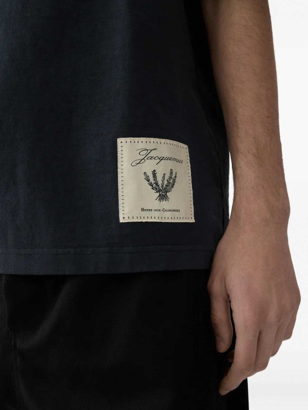 Camiseta - Negro Replica 
online: JACQUEMUS