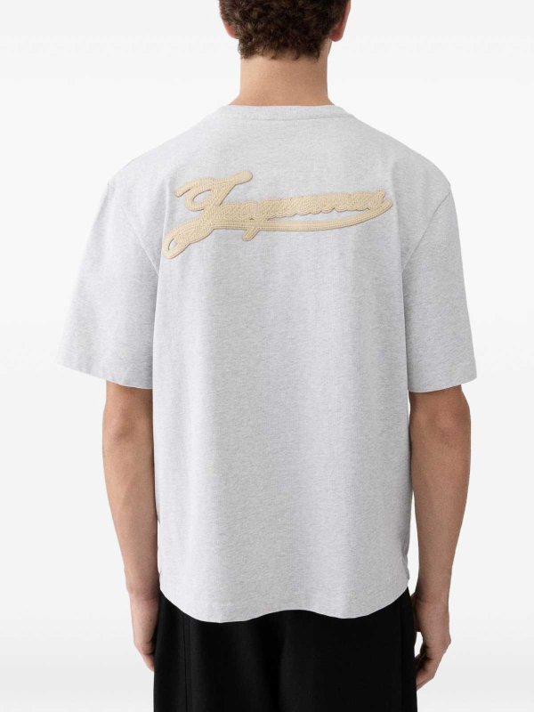 Camiseta - Gris Replica 
online: JACQUEMUS