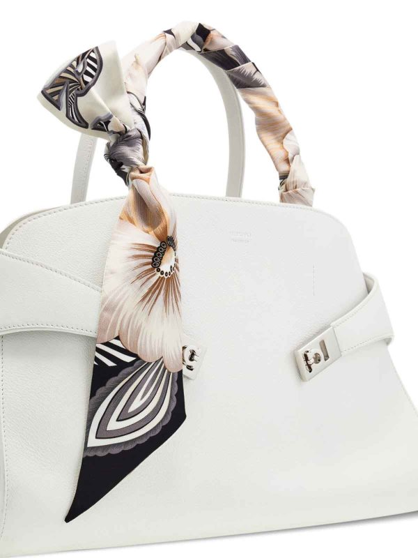 The Best Shops FERRAGAMO: Stole & Scialli - Foulard in seta stampata