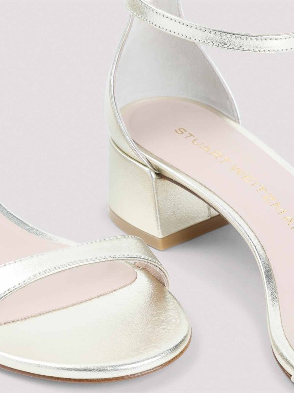 サンダル - 金 shop online: Stuart Weitzman