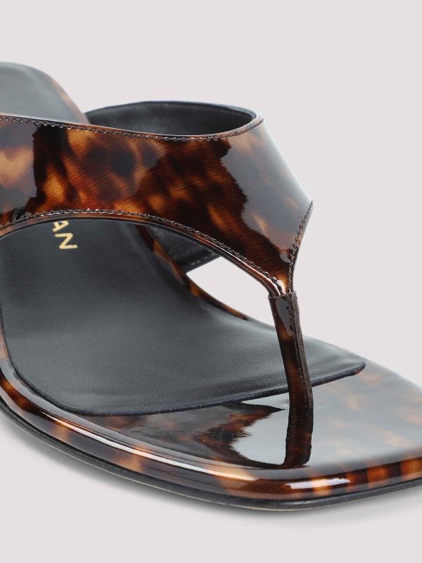 サンダル - ブラウン shop online: Stuart Weitzman