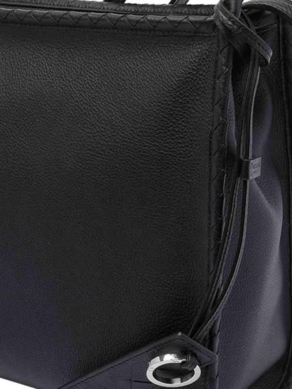 クロスボディバッグ - 黒 shop online: BOTTEGA VENETA