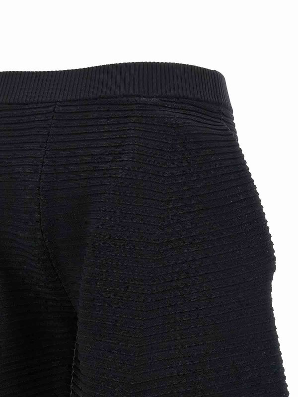 カジュアルパンツ - 黒 shop online: ISSEY MIYAKE