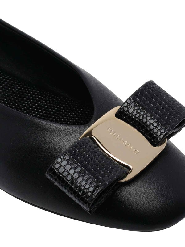 フラットシューズ - 黒 shop online: SALVATORE FERRAGAMO