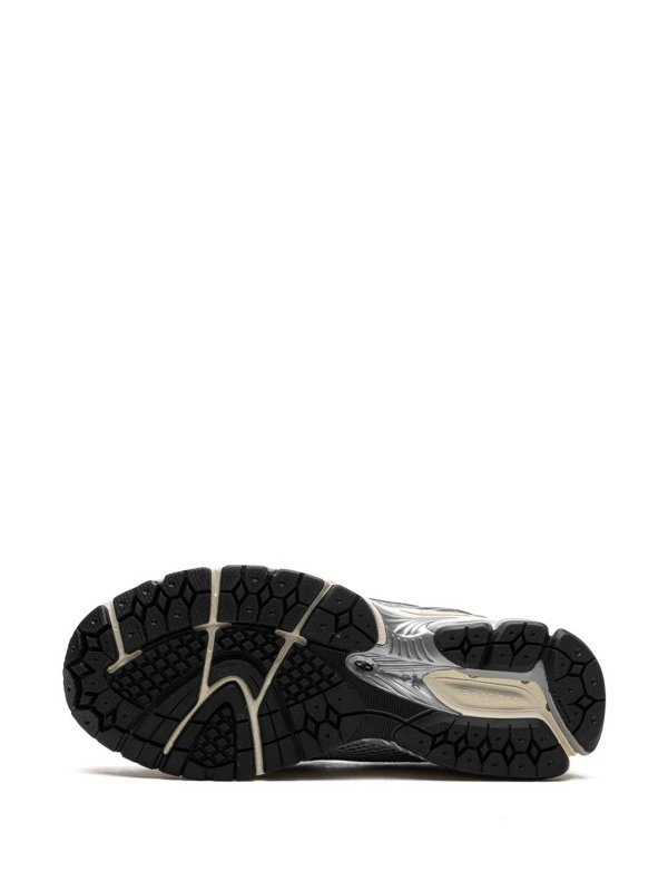 スニーカー - 銀 shop online: NEW BALANCE