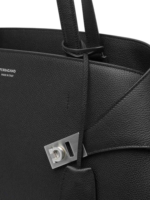 ショルダーバッグ - 黒 shop online: SALVATORE FERRAGAMO