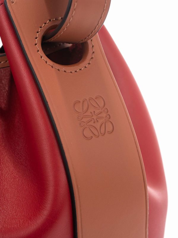 Borsa secchiello rossa e beige shop online: LOEWE