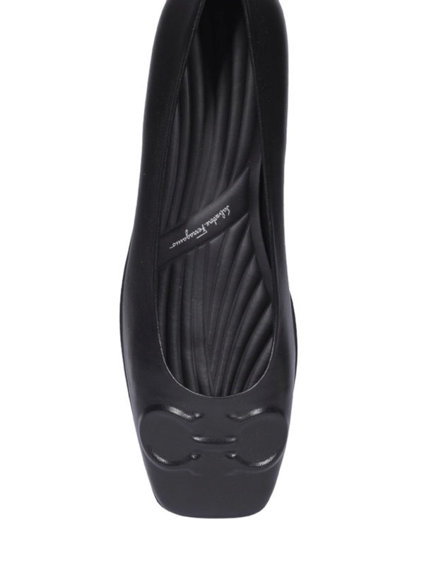 フラットシューズ - 黒 shop online: SALVATORE FERRAGAMO