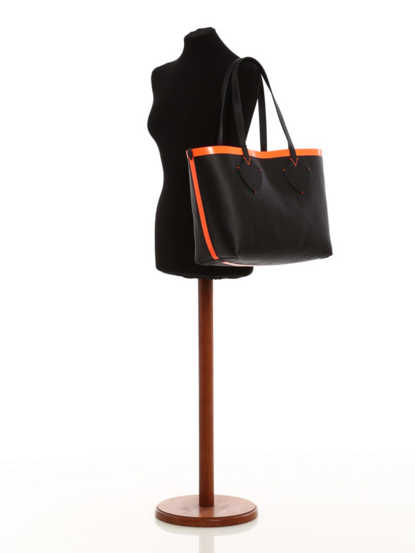 iKRIX BURBERRY: The Medium Giant reversible tote