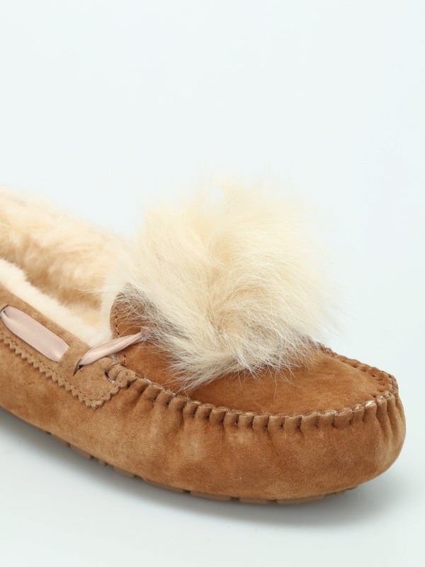 iKRIX UGG: Loafers & Slippers - Dakota Pom Pom slippers