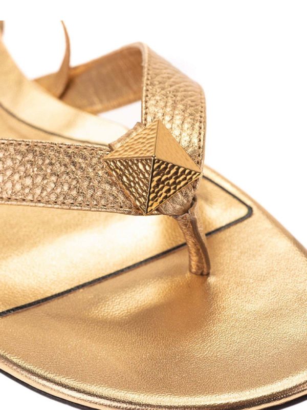 Roman Stud sandals in gold color shop online: VALENTINO GARAVANI