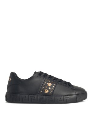 VERSACE: sneakers - Sneaker in pelle nera Greca