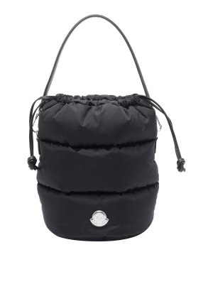 MONCLER ブラック バケットバッグ Moncler ロゴパッチ バケットバッグ | ブラック | FARFETCH JP