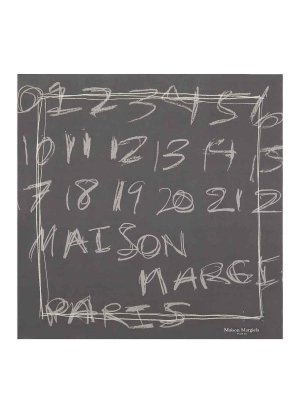 Maison Margiela: sciarpe e foulard - Sciarpa di seta quadrata grigia
