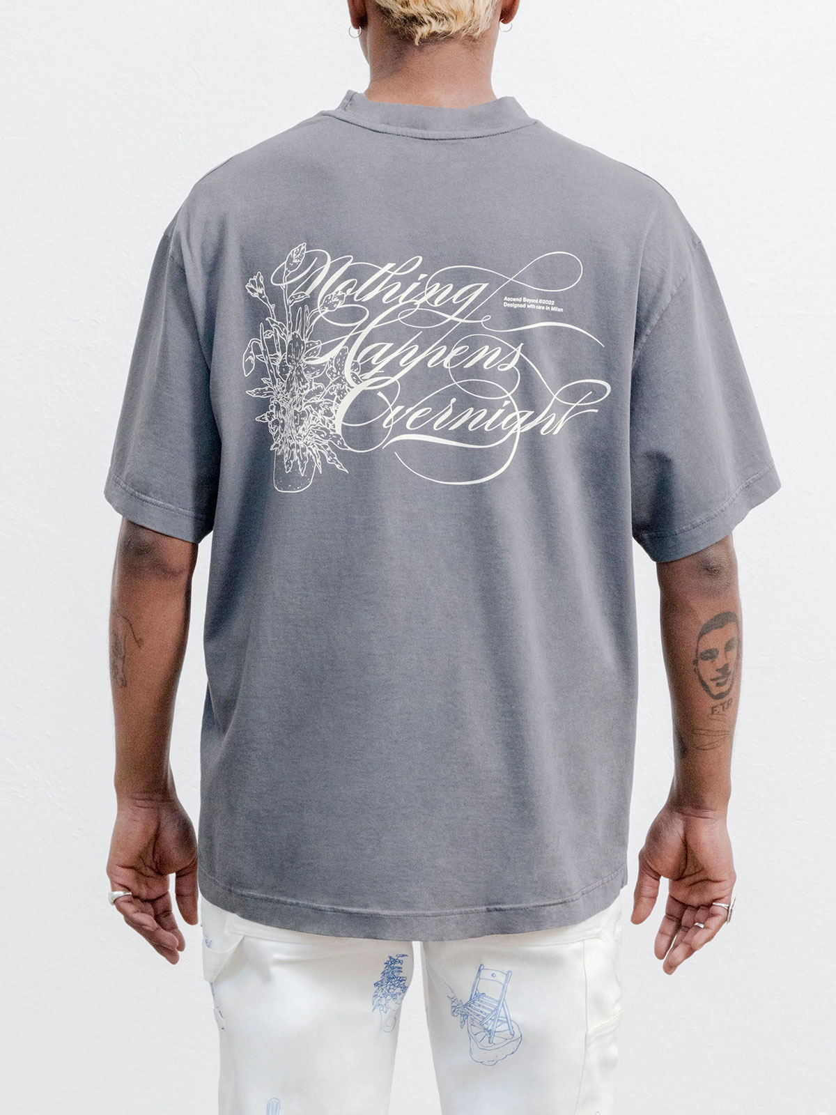 Shop Ascend Beyond Camiseta - Nho In Grey