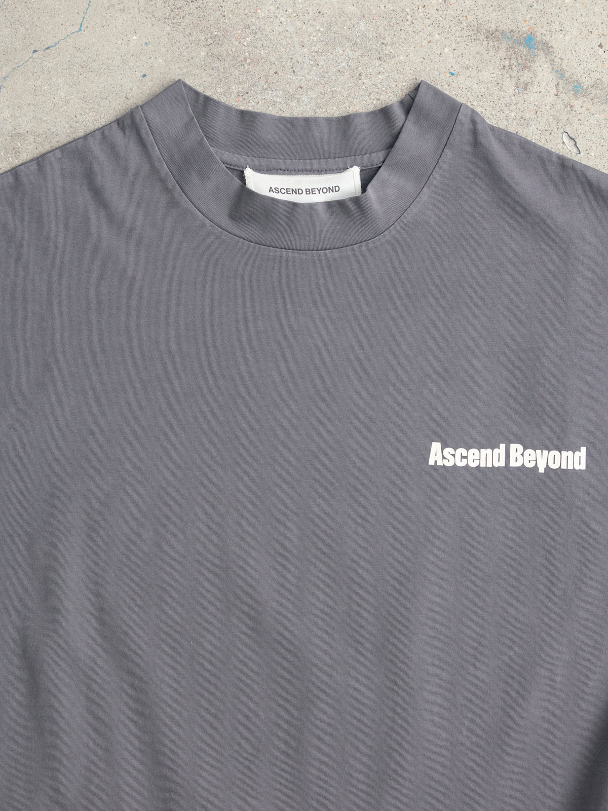 Shop Ascend Beyond Camiseta - Nho In Grey