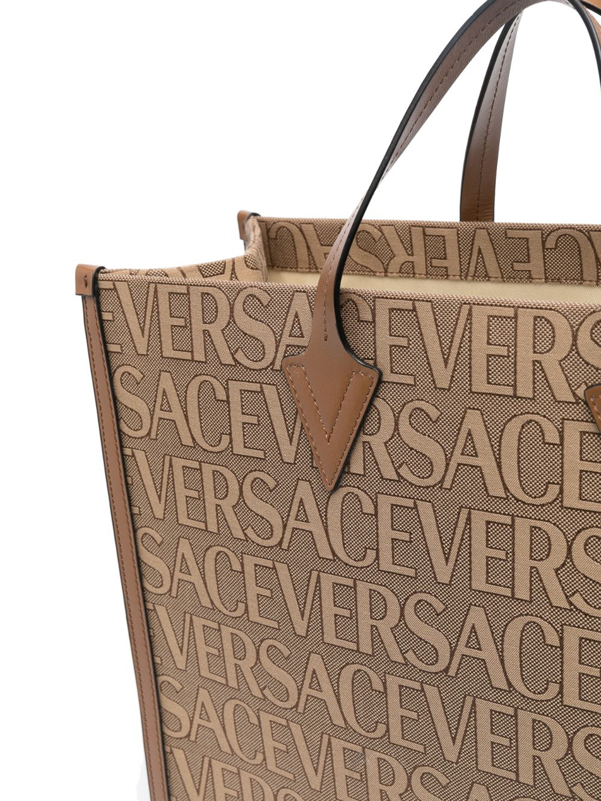 Shop Versace Bolso Shopping - Beis In Beige