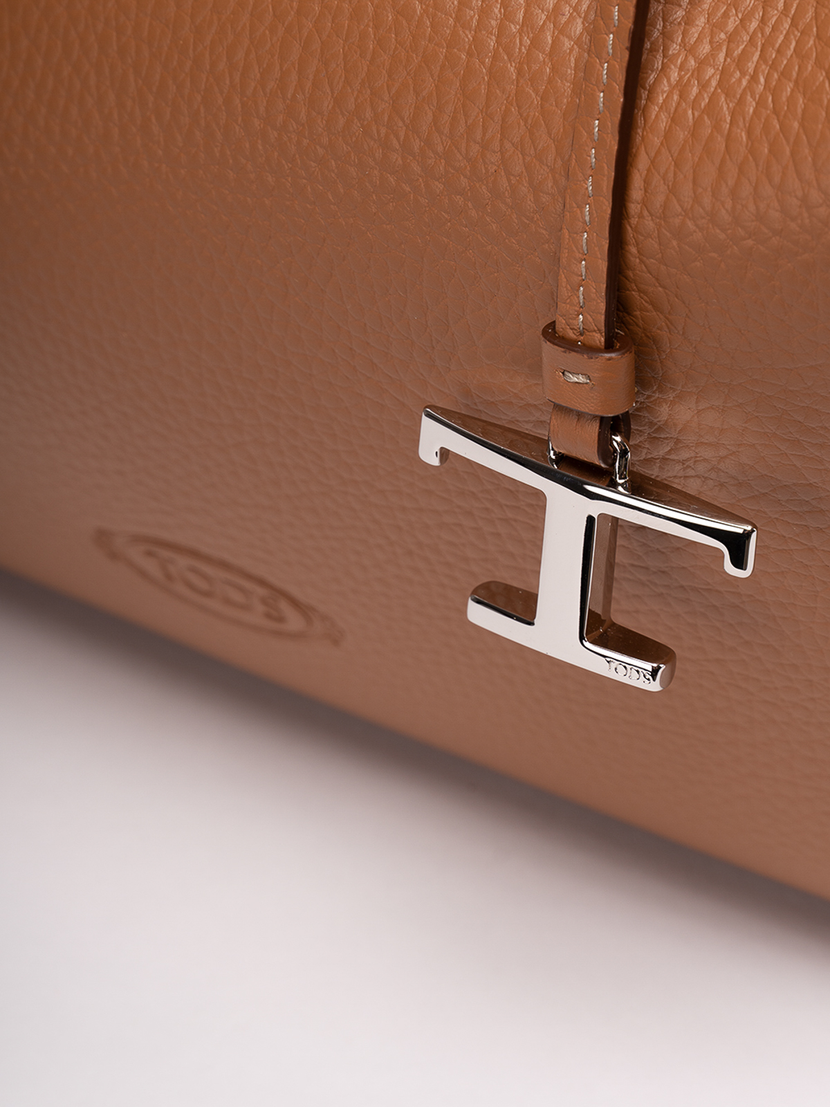 Tod's Medium leather bag with `t` pendant|XBWAPAHL300QRI9P13
